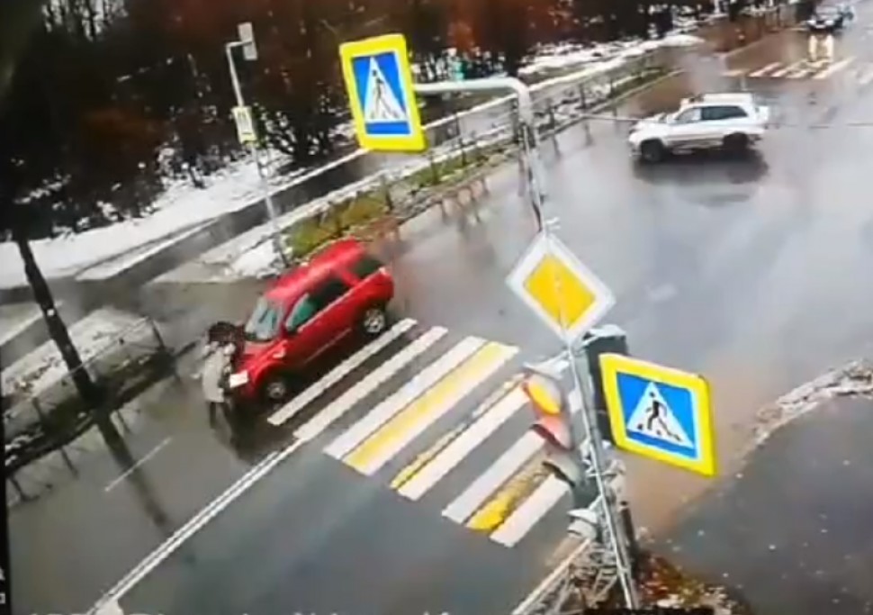 В Архангельске иномарка сбила пешехода на переходе
